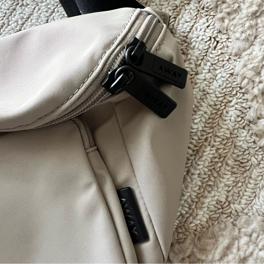 NWOT Away Fanny Pack Sling Bag - Picture 3 of 4